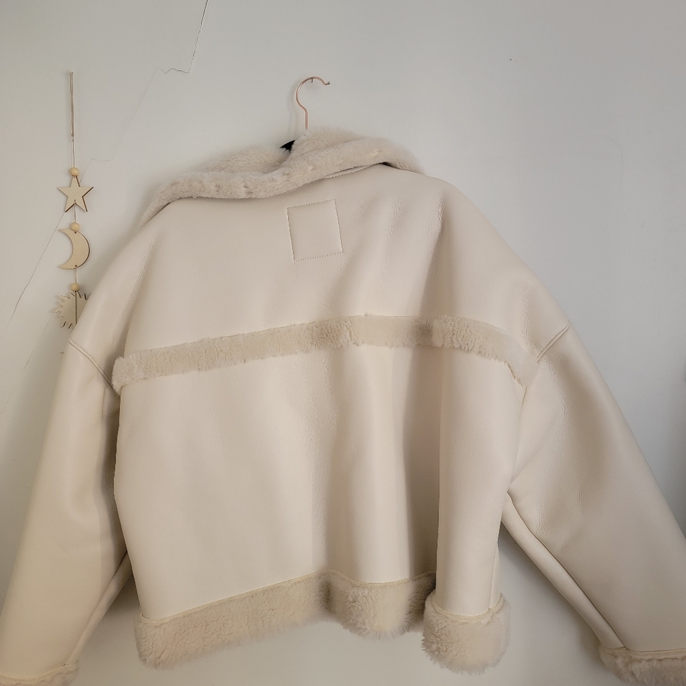 Abercrombie and Fitch Oversized Short Sherpa Lined Vegan Leather Coat White - Picture 5 of 6